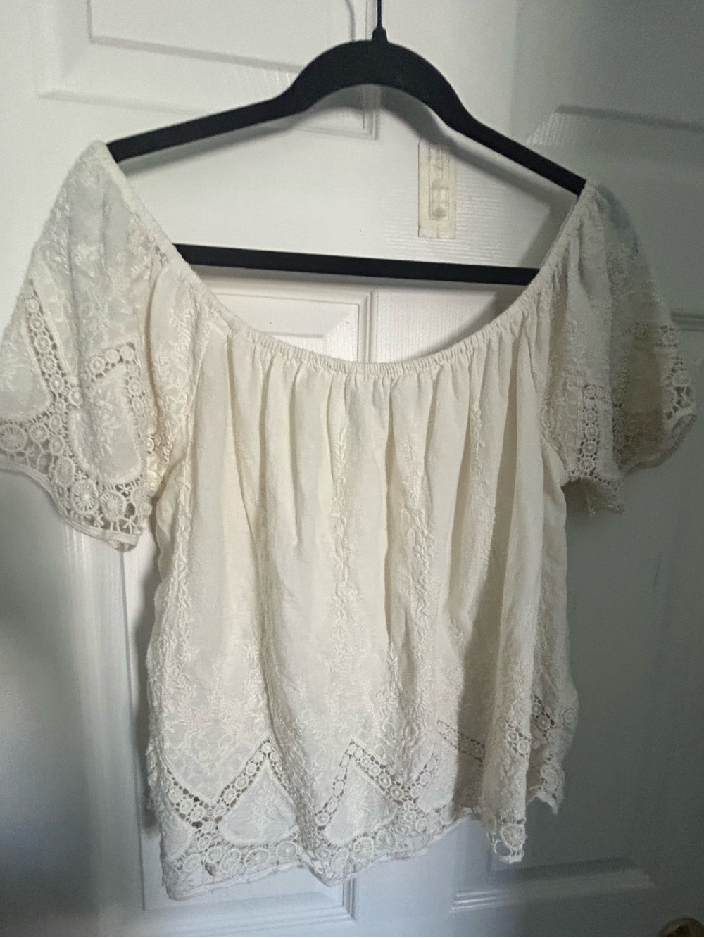 American Eagle Outfitters Cream Off-Shoulder Lace Peasant Top size Medium